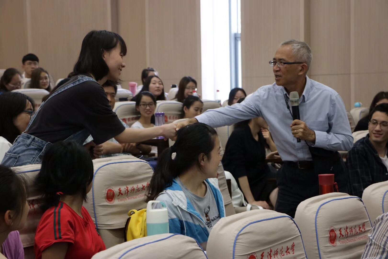 周南教授赠书鼓励学生